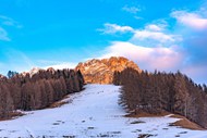 蓝色天空雪地山脉风景写真图片