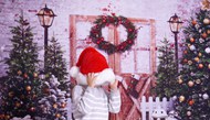 圣诞节圣诞帽蒙着脸的小孩高清图片