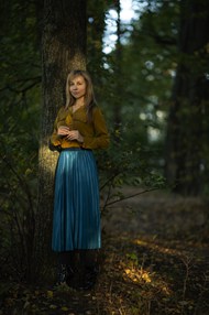秋天树林蓝色裙子棕色衬衣美女摄影图片