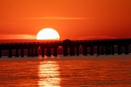 日暮黄昏夕阳红跨海大桥剪影高清图片