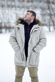 冬天站在雪地上的白色夹克帅哥图片大全