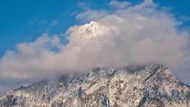 冬季云雾缭绕雪山山脉风光写真图片