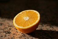 切开的半个鲜橙写真图片