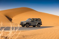 金色沙漠越野汽车写真精美图片