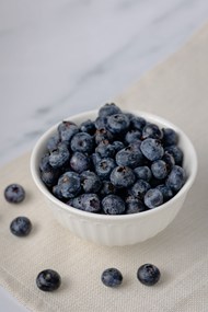 白色瓷碗健康有机蓝莓写真高清图片