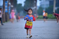 参加马拉松的小女孩图片下载