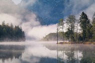 秋天雨后云雾缭绕山水湖泊风景高清图片