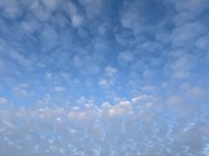 蓝色天空层层卷积云写真图片下载