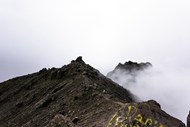 雾气朦胧连绵山脉风光写真图片下载