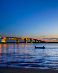 日暮黄昏海上长桥建筑写真图片