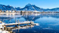 冬季巴伐利亚山水湖泊风景高清图片