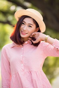 粉色格纹格纹衬衣戴帽美女摄影高清图片