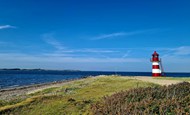 蓝色天空海岸红色灯塔建筑写真图片大全