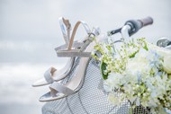 婚礼单车白色高跟鞋写真图片下载