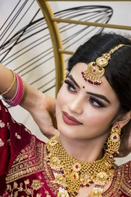 印度新娘穿戴传统服饰高清图片