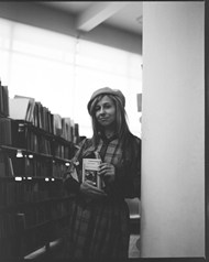 黑白风格图书馆美女写真高清图片