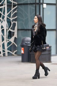 欧美时尚冬季街拍黑色丝袜美女精美图片