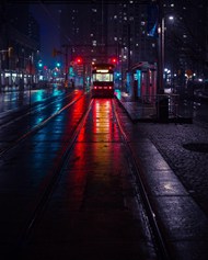 城市午夜街头电车夜景写真精美图片