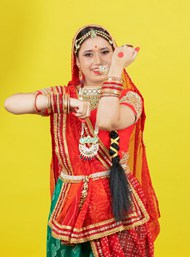 红色传统印度服饰美女摄影图片