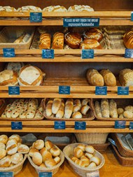 面包店货架上展示的各种面包图片下载
