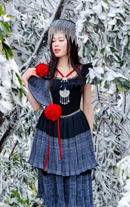 冬季户外传统民族服饰美女图片