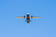 一架飞机在蔚蓝的天空中飞行图片