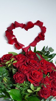 红色浪漫爱心玫瑰花束写真高清图片