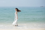 夏日蓝色海边清新白色连衣裙美女摄影高清图片