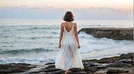 海边海岸礁石白色连衣裙美女背影图片大全
