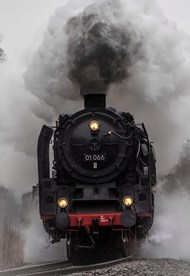 铁路行驶而来的蒸汽机车图片下载