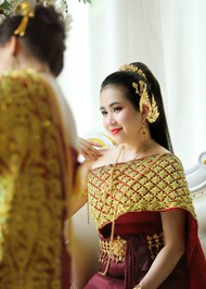 穿着传统泰国服饰的新娘图片下载