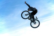 蓝色高空自行车竞技运动写真高清图片