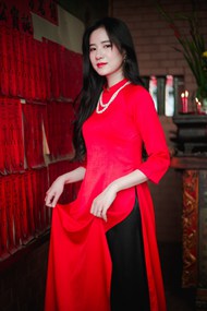亚洲越南红色奥黛长衫美女图片下载