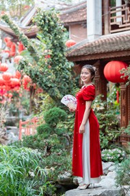 春节越南美女户外写真图片下载