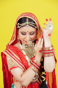印度传统服饰美女穿金戴银摄影图片下载
