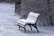 冬季唯美雪地椅子雪景意境写真图片