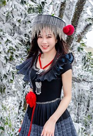 冬季戴着头饰穿着传统服饰的美女精美图片