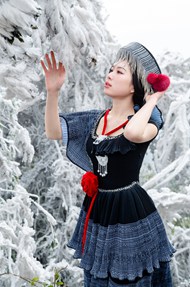 冬季户外雪景越南美女摄影写真高清图片