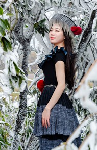 冬季时尚亚洲传统服饰美女摄影图片下载