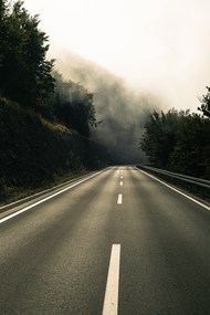 雾气朦胧森林水泥公路写真精美图片