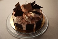 黑色美味巧克力片蛋糕写真图片下载