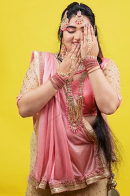手遮挡眼睛的印度微胖美女高清图片