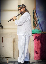欧美街头吹笛子的艺人写真图片下载
