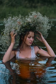 河中湿身诱惑性感少女美女图片下载