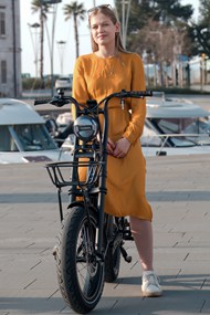 街拍骑电动车的欧美美女图片下载