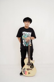 亚洲年轻吉他帅哥摄影写真精美图片