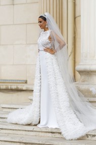 欧美时尚高挑白色大裙摆婚纱美女写真图片下载