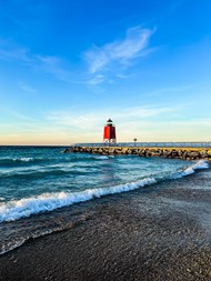 蓝天大海沙滩红色灯塔写真精美图片