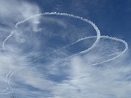 蓝色天空卷积云飞机尾翼飞行痕迹写真高清图片