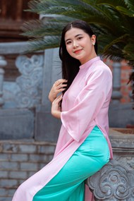 越南清新脱俗粉色奥黛美女图片